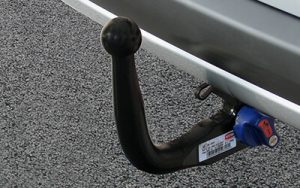 Detachable swan neck towbar